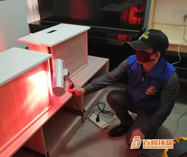 佛山百悅環(huán)保除甲醛治理公司是專業(yè)清除甲醛公司，為佛山及佛山周邊新裝修機(jī)關(guān)企事業(yè)單位辦公樓、寫(xiě)字樓、家庭住宅、新房、別墅、公寓、酒店、賓館、醫(yī)院、養(yǎng)老院、幼兒園、學(xué)校教室、商場(chǎng)、超市、旅館、文化場(chǎng)所、書(shū)店、圖書(shū)館、展覽館、體育館、公共交通場(chǎng)所、公共交通工具、餐廳等用戶提供室內(nèi)除甲醛、裝修甲醛治理解決方案、除異味的空氣治理服務(wù),擁有經(jīng)驗(yàn)豐富的施工團(tuán)隊(duì)，除甲醛價(jià)格公道，十五年質(zhì)保。