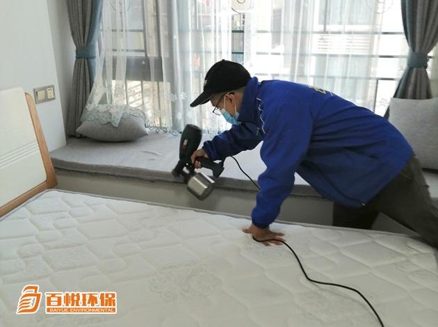 【布藝沙發(fā)甲醛怎么清除】布藝沙發(fā)除甲醛小妙招--佛山百悅環(huán)保